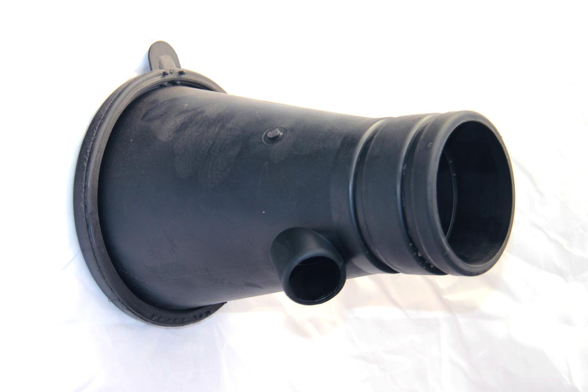 Stampaggio di bocchettoni in gomma per impianti d’aspirazione