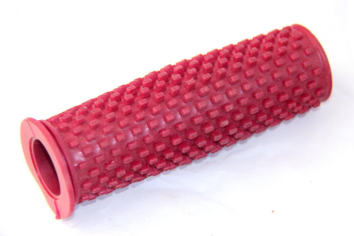 Stampaggio a iniezione di una manopola per moto in gomma su disegno del cliente.