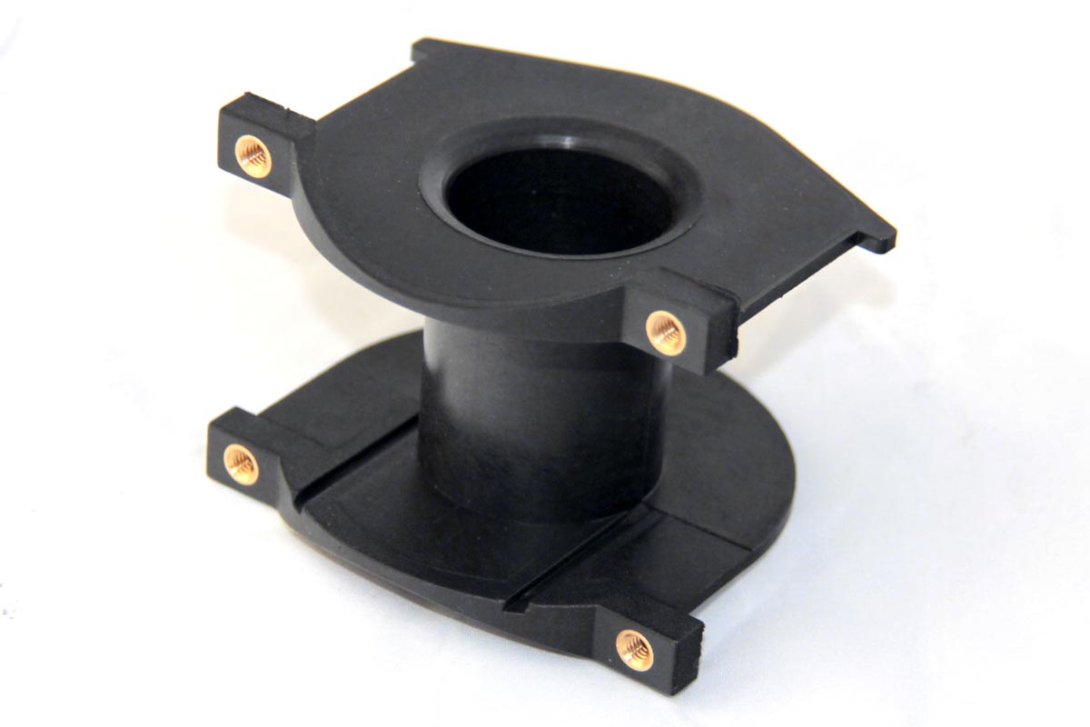 Stampaggio a iniezione di bobine in nylon ignifugo, con montaggio manuale degli inserti in ottone